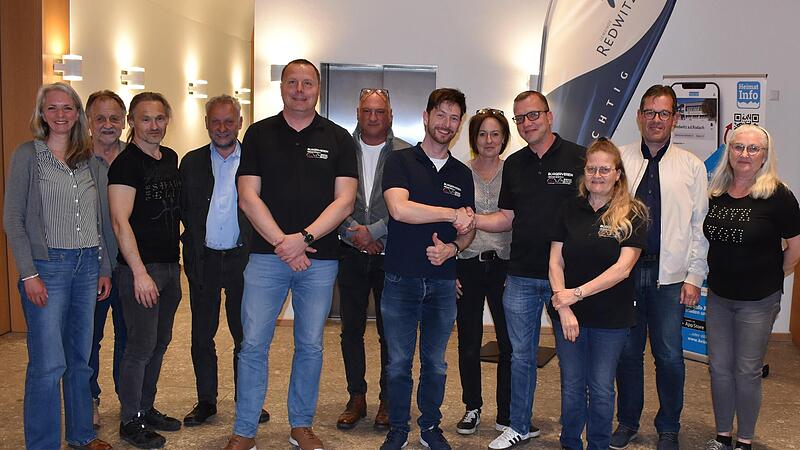 Ehrenvorsitzender Stephan Arndt (Vierter v. re.) gratulierte dem neuen Vorsitzenden Ronny S&ouml;llner (Mitte, re.) zur Wahl; dabei sind Zweiter Vorsitzender Martin Sommer (Mitte, li.) und die Mitglieder der Vorstandschaft.