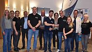 Ehrenvorsitzender Stephan Arndt (Vierter v. re.) gratulierte dem neuen Vorsitzenden Ronny S&ouml;llner (Mitte, re.) zur Wahl; dabei sind Zweiter Vorsitzender Martin Sommer (Mitte, li.) und die Mitglieder der Vorstandschaft.