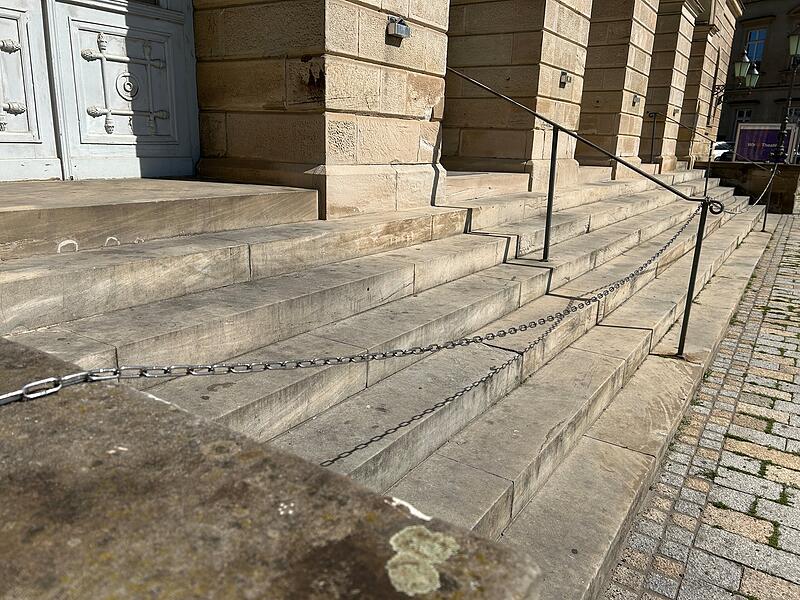 Ketten am Coburger LandestheaterKetten am Coburger Landestheater Ketten versperren die Treppen am Coburger Landestheater.