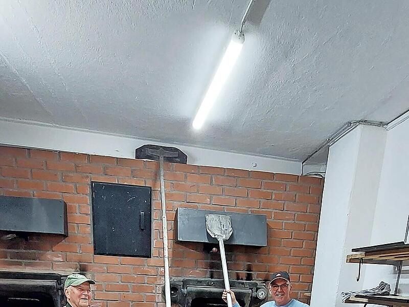 Der 87-j&auml;hrige Edgar Warmuth und Dietmar Schlereth beim Brotbacken.