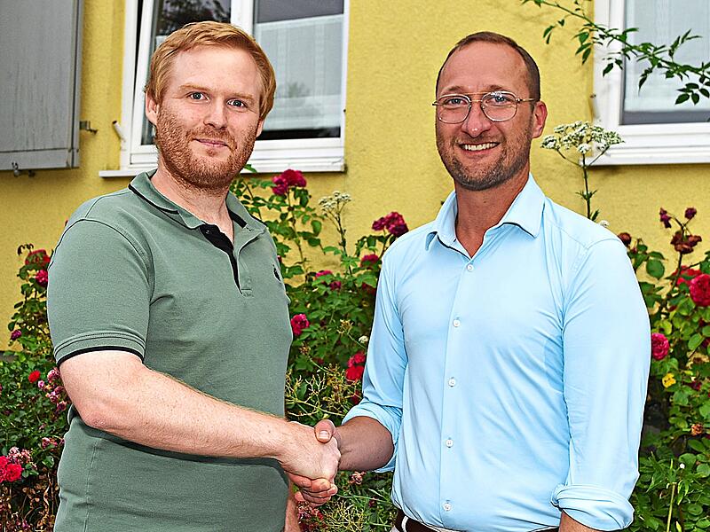 Bürgermeister Stefan Deuerling (rechts) gratuliert dem Ortssprecher für Pfaffendorf und den Kordigast, Dominik Lebek, zu seiner Wahl. Dieter Radziej Bürgermeister Stefan Deuerling (rechts) gratuliert dem Ortssprecher für Pfaffendorf und den Kordigast, Dominik Lebek, zu seiner Wahl. Dieter Radziej