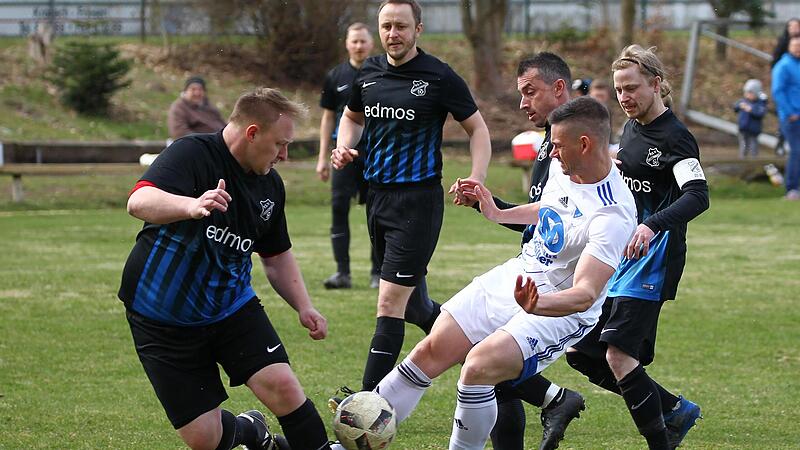 Der Seelacher Bojan Mirchevski im Kampf um den Ball gegen die Ziegelerdener Christopher Gro&szlig;mann und Philipp Kittel (schwarze Trikots, von links)