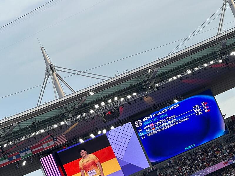 Merlin Hummel wird auf der Videoleinwand im Stade de France gezeigt. Merlin Hummel wird auf der Videoleinwand im Stade de France gezeigt.