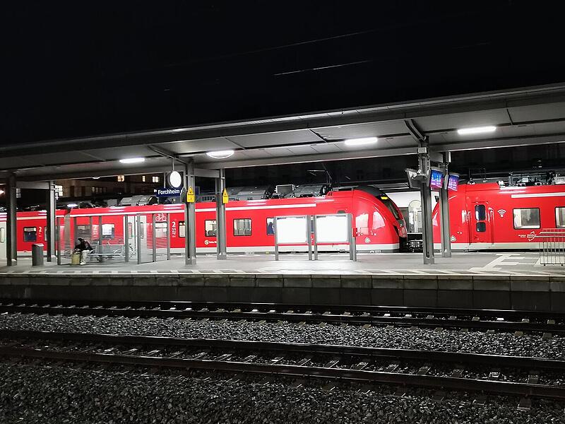 Zug, Bahn, Eisenbahn, Bahnsteig, Gleis, Bahnhof am Abend, Dunkelheit, im Dunkeln