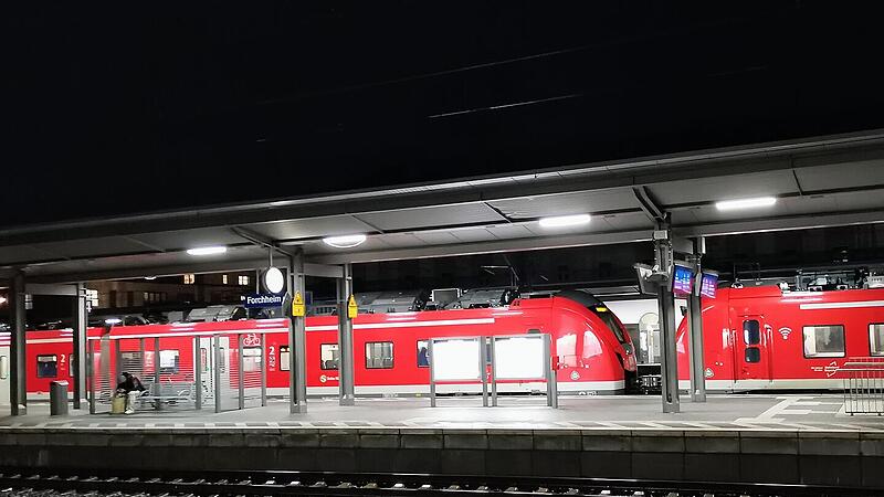 Anrufer legt Zugverkehr bei Forchheim lahm: "War wohl gut gemeint" Zug, Bahn, Eisenbahn, Bahnsteig, Gleis, Bahnhof am Abend, Dunkelheit, im Dunkeln