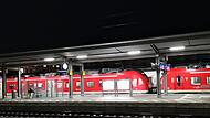 Zug, Bahn, Eisenbahn, Bahnhof Forchheim, am Abend, Dunkelheit, im Dunkeln Zug, Bahn, Eisenbahn, Bahnsteig, Gleis, Bahnhof am Abend, Dunkelheit, im Dunkeln
