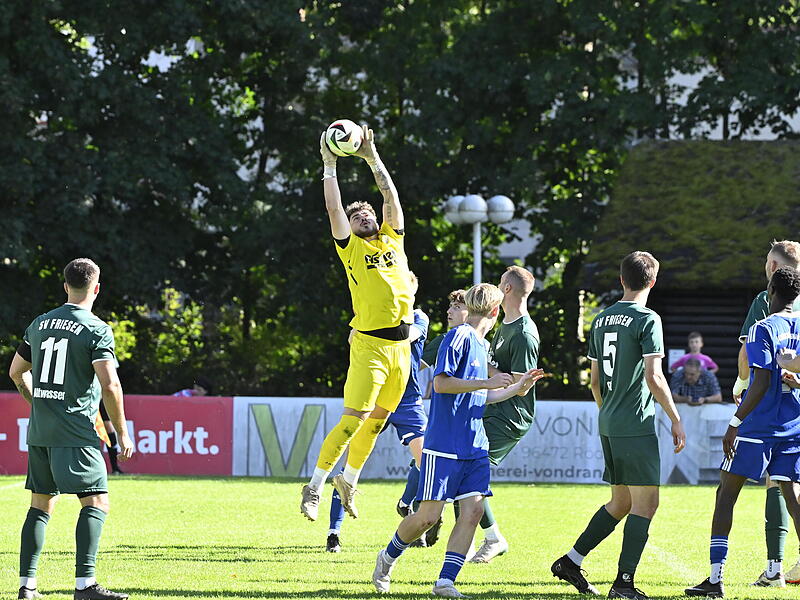 Der Friesener Rückhalt Nico Preißler fehlt im Heimspiel gegen den TSV Meeder rotgesperrt. Der Friesener Rückhalt Nico Preißler fehlt im Heimspiel gegen den TSV Meeder rotgesperrt.