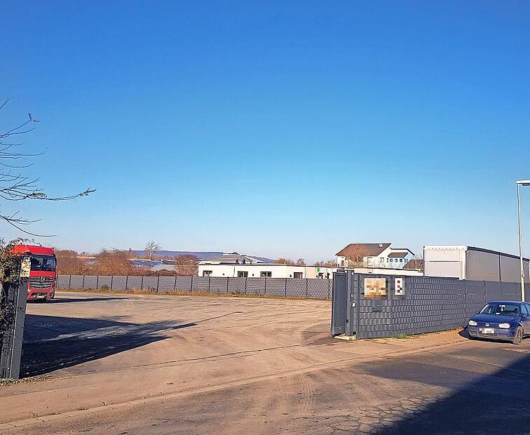 Auf diesem Grundstück (links) in einem Breitegüßbacher Industriegebiet sollen die Wohncontainer für Asylsuchende entstehen. Auf diesem Grundstück (links) in einem Breitegüßbacher Industriegebiet sollen die Wohncontainer für Asylsuchende entstehen.