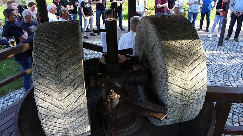 Die Einweihung des neu sanierten Kollergangs im Georgi-Kurpark in Bad Br&uuml;ckenau.