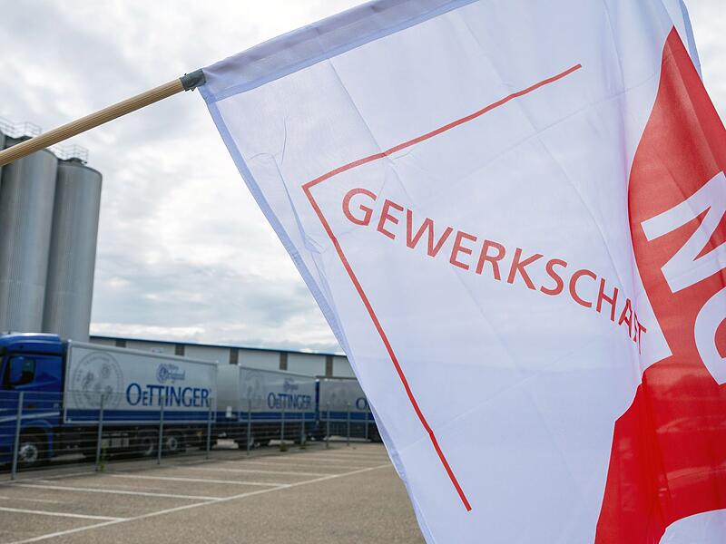 Demonstration vor Oettinger-Brauerei