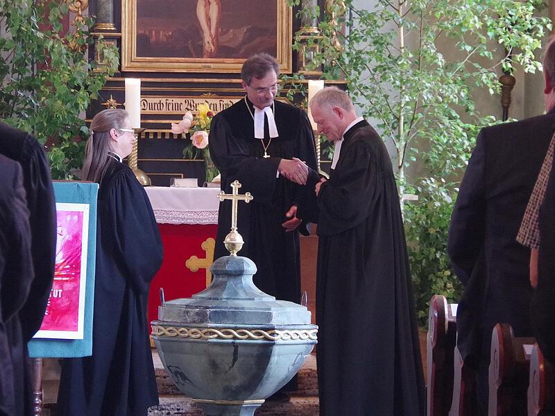 Das Dekans-Ehepaar Ulrike Schorn und Markus M&uuml;ller entpflichtete und segnete  Gemeindepfarrer Reinhold K&ouml;nig.