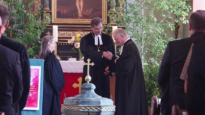 Das Dekans-Ehepaar Ulrike Schorn und Markus M&uuml;ller entpflichtete und segnete  Gemeindepfarrer Reinhold K&ouml;nig.