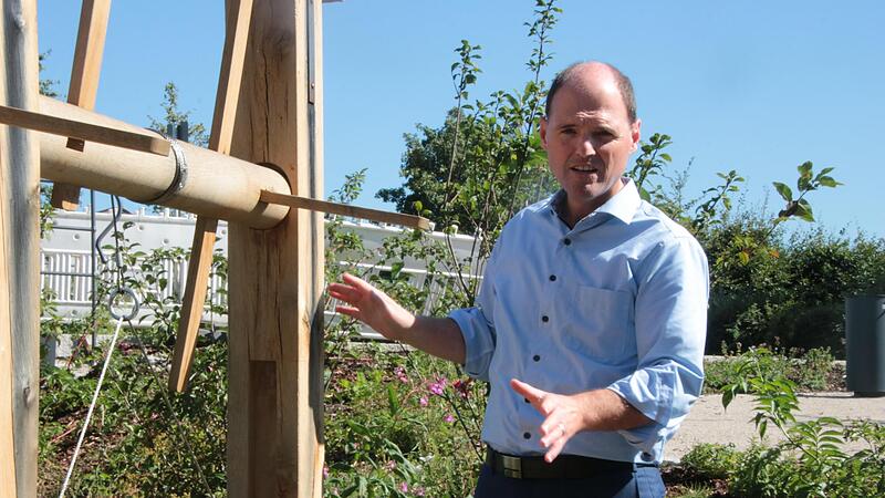 Michael Hofmann veranschaulicht  am Unteren-Eggerbach-Wehr   den Erfolg der Dorferneuerung in Neuses.Forchheim & Fr&auml;nkische Schweiz