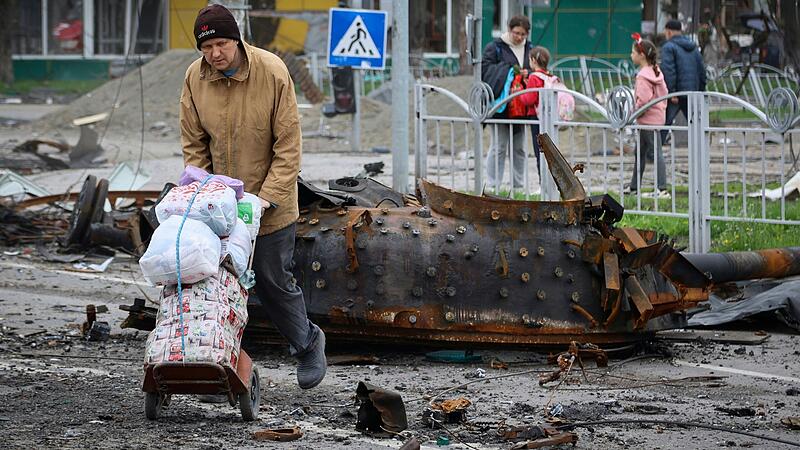 Die zerstörte Großstadt Mariupol im Osten der Ukraine soll wieder aufgebaut werden. Russland setzt dabei offenbar Produkte von Knauf ein. Die zerstörte Großstadt Mariupol im Osten der Ukraine soll wieder aufgebaut werden. Russland setzt dabei offenbar Produkte von Knauf ein.