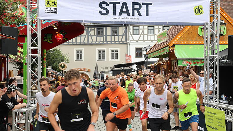Finallauf der Firmen, &bdquo;powered by der dc AG und KU Gym Crossfit&ldquo;: Die besten zehn Teams mussten nach der Auswahlrunde von 5 Kilometern noch einmal ran: weitere 5 Kilometer pro Team.