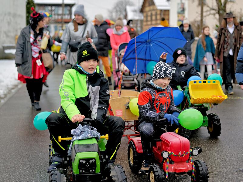 Trotz Schneefall herrschte beim Kinderfaschingsumzug in Ro&szlig;dorf eine super Stimmung.