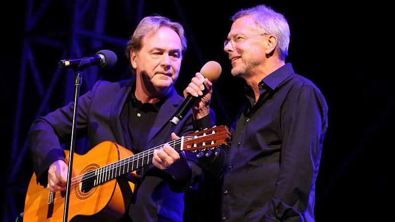 Reinhard Mey steht 2011 zusammen mit Klaus Hoffmann auf der Bühne