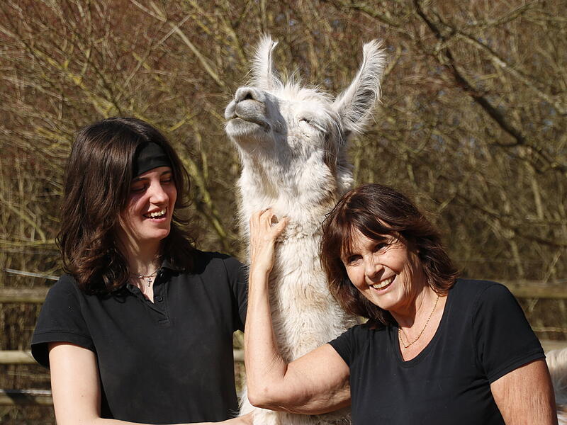 Auszubildende Antonia Dinkel (links) und Besitzerin Birgit Appel-Wimschneider mit Lama Auszubildende Antonia Dinkel (links) und Besitzerin Birgit Appel-Wimschneider mit Lama