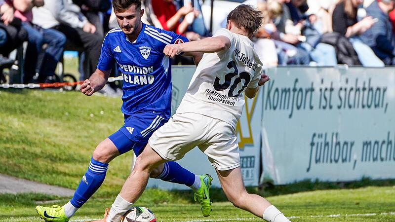 Florian Biemann (blau, hier gegen Aschaffenburg-Leider) war am Samstag der auff&auml;lligste &bdquo;M&ouml;nche&ldquo;-Akteur.