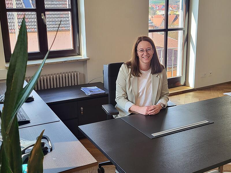 Probesitzen im B&uuml;rgermeisterb&uuml;ro N&uuml;dlingens. &bdquo;Es kommen vielleicht ein paar mehr Pflanzen rein&ldquo;, sagt Sabrina Sch&auml;fer.