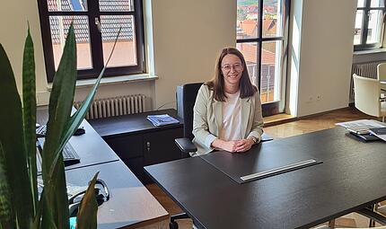 Sabrina Schäfer (CSU) wird Bürgermeisterin von Nüdlingen.Bürgermeisterwahl Nüdllingen Probesitzen im Bürgermeisterbüro Nüdlingens. „Es kommen vielleicht ein paar mehr Pflanzen rein“, sagt Sabrina Schäfer.