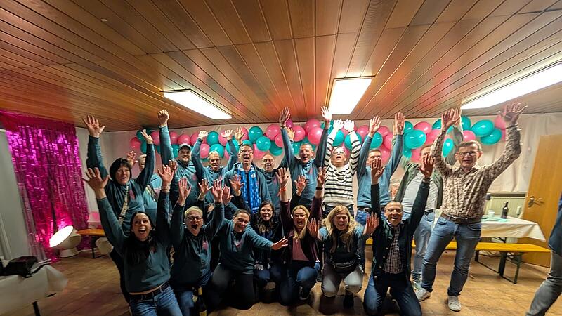 Unser Bild entstand bei der Wahlparty ihres Teams am Wahlabend, Vorne knieend 4.v.r, Ulrike G&ouml;tz