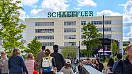 Wenn Schaeffler feiert, dann richtig: Zum gro&szlig;en Familientag str&ouml;men am Sonntag (17. Mai) mehr als 20.000 Menschen aufs Betriebsgel&auml;nde in Herzogenaurach. Es gibt Essen, Trinken &ndash; und exklusive Einblicke hinter die Kulissen.