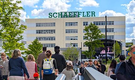 Wenn Schaeffler feiert, dann richtig: Zum gro&szlig;en Familientag str&ouml;men am Sonntag (17. Mai) mehr als 20.000 Menschen aufs Betriebsgel&auml;nde in Herzogenaurach. Es gibt Essen, Trinken &ndash; und exklusive Einblicke hinter die Kulissen.