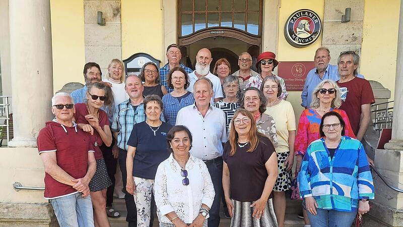 Zum Gruppenbild stellte sich der Abiturjahrgang 1976 des Franz-Miltenberger Gymnasiums nach 50 Jahren vor dem Haus Löwe (Royal Curry) auf. Zum Gruppenbild stellte sich der Abiturjahrgang 1976 des Franz-Miltenberger Gymnasiums nach 50 Jahren vor dem Haus Löwe (Royal Curry) auf.
