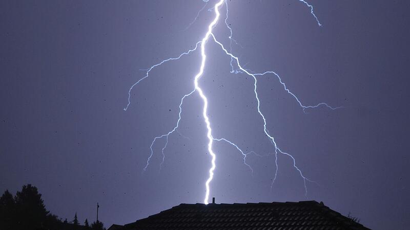 Blitze durchzuckten am Mittwochabend den Himmel über den Landkreis Kitzingen. Der Deutsche Wetterdienst hatte vor "extremem Gewitter" gewarnt (Archivbild). Blitze durchzuckten am Mittwochabend den Himmel über den Landkreis Kitzingen. Der Deutsche Wetterdienst hatte vor "extremem Gewitter" gewarnt (Archivbild).