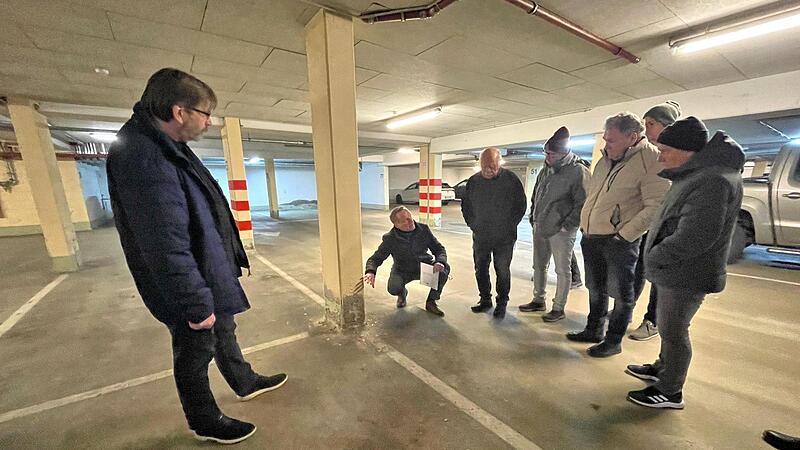 B&uuml;rgermeister Michael Ziegler zeigt hier auf eine St&uuml;tze mit Wasser- und Korrosionssch&auml;den.