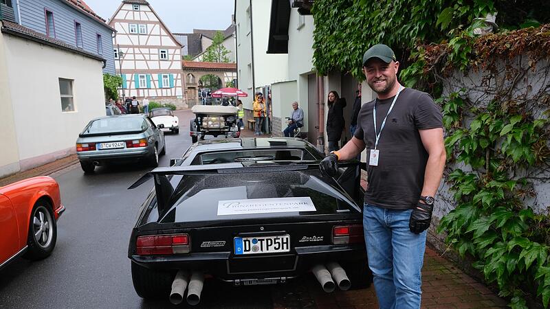 Niko Rotschedl mit seinem De Tomaso Pantera GTS vor der Sonderpr&uuml;fung in Fuchsstadt.