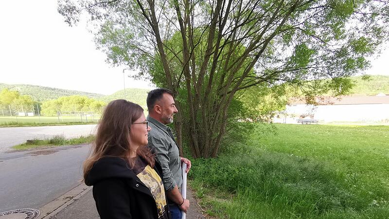 Auf dieser Wiese in Dietzhof  unweit des neuen Sportplatzes h&auml;tten Gemeinder&auml;te Ulrike G&ouml;tz und Jochen Kubik bereits im Fr&uuml;hjahr gerne die Anlage gehabt.Forchheim & Fr&auml;nkische Schweiz