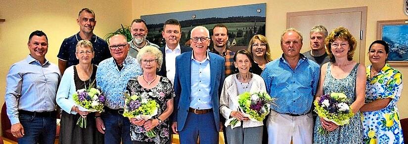 Anlässlich ihres Ausscheidens aus dem Gemeinderat Ermershausen wurden Klaus Welz, Walter Herold und Gertrud Pößnecker sowie die Seniorenbeauftragte Lydia Steuter mit Blumen und Dankesworten verabschiedet.Julia Albrecht Anlässlich ihres Ausscheidens aus dem Gemeinderat Ermershausen wurden Klaus Welz, Walter Herold und Gertrud Pößnecker sowie die Seniorenbeauftragte Lydia Steuter mit Blumen und Dankesworten verabschiedet.Julia Albrecht