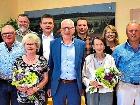 Anl&auml;sslich ihres Ausscheidens aus dem Gemeinderat Ermershausen wurden Klaus Welz, Walter Herold und Gertrud P&ouml;&szlig;necker sowie die Seniorenbeauftragte Lydia Steuter mit Blumen und Dankesworten verabschiedet.Julia Albrecht