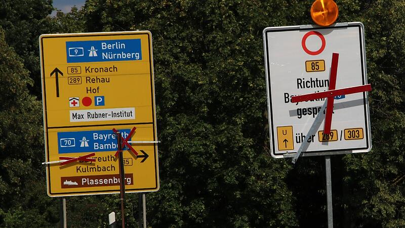 Schilder, die R&auml;tsel aufgeben. Ist die Strecke Richtung Richtung A 70 nun gesperrt oder nicht? Eine Frage, die sich viele stellen, die auf der Nordumgehung in Kulmbach unterwegs sind.