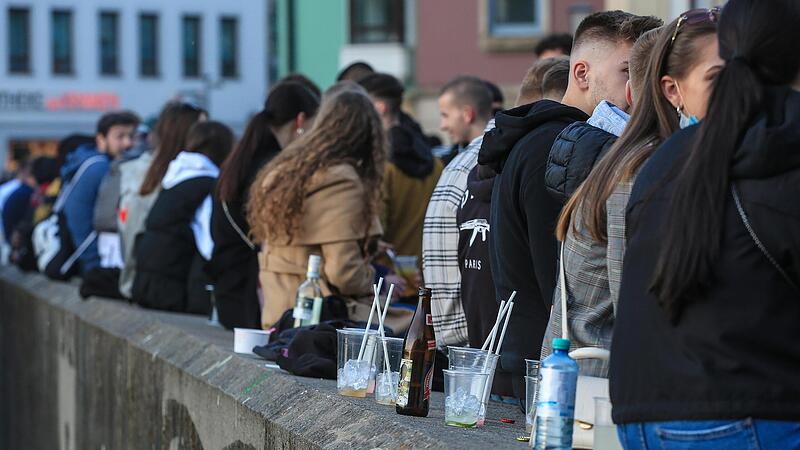 Keine Masken, kein Abstand, immer wieder Alkohol: Die Besucher der Unteren Brücke ignorieren die Regeln, die durch Infektionsschutzgesetz und Allgemeinverfügung der Stadt Bamberg gesetzt werden.