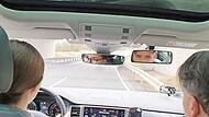 Im Fahrschulauto: Der Fahrlehrer Harald Pascher bildet eine junge Führerscheinanwärterin aus.