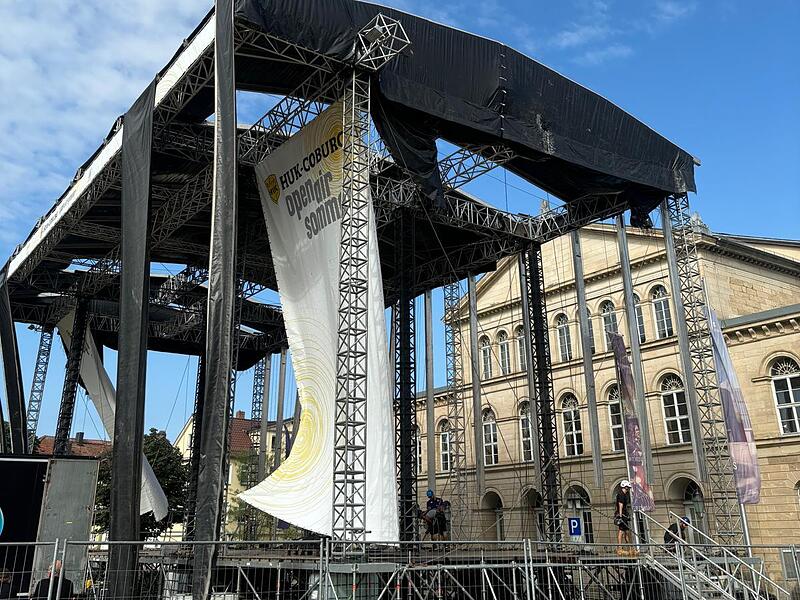 HUKCoburg-Open-Air-Sommer 2024: Aufbau der B&uuml;hne auf dem Schlossplatz