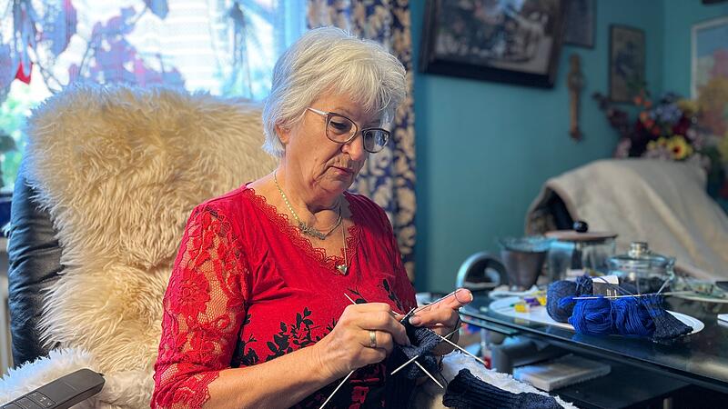 Mindestens 20 Paar Socken will Christine Schimpl bis zum 11. November stricken — 17 hat sie schon.