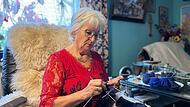 Mindestens 20 Paar Socken will Christine Schimpl bis zum 11. November stricken — 17 hat sie schon.