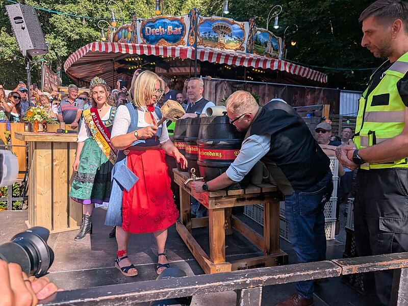 Drei Schläge brauchte Oberbürgermeisterin Martina Hebendanz für den Anstich am Annafest.Forchheim & Fränkische Schweiz Drei Schläge brauchte Oberbürgermeisterin Martina Hebendanz für den Anstich am Annafest.