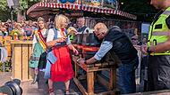 Drei Schl&auml;ge brauchte Oberb&uuml;rgermeisterin Martina Hebendanz f&uuml;r den Anstich am Annafest.