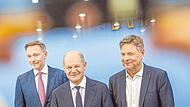 Finanzminister Christian Lindner (FDP), Bundeskanzler Olaf Scholz (SPD) und Wirtschaftsminister Robert Habeck (Grüne) haben sich auf einen Entwurf zum Haushalt geeinigt. Finanzminister Christian Lindner (FDP), Bundeskanzler Olaf Scholz (SPD) und Wirtschaftsminister Robert Habeck (Grüne) haben sich auf einen Entwurf zum Haushalt geeinigt.