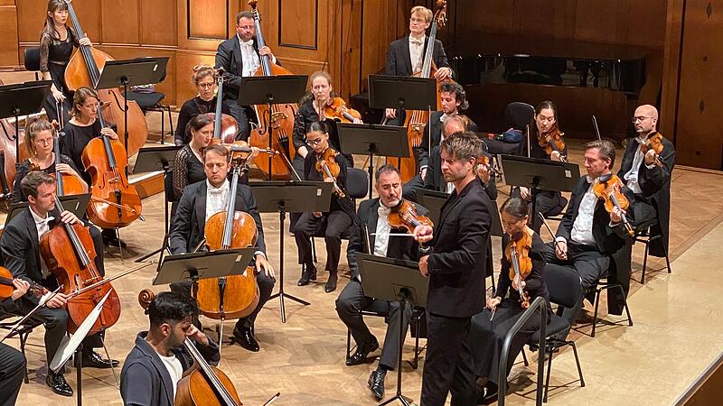 Die Bamberger Symphoniker mit Dirigent Krzysztof Urbański.