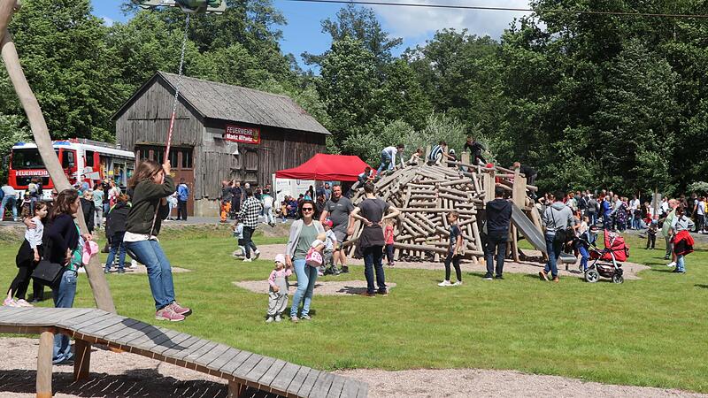 Auf dem neuen Mitwitzer Spielplatz herrschte gleich Hochbetrieb.