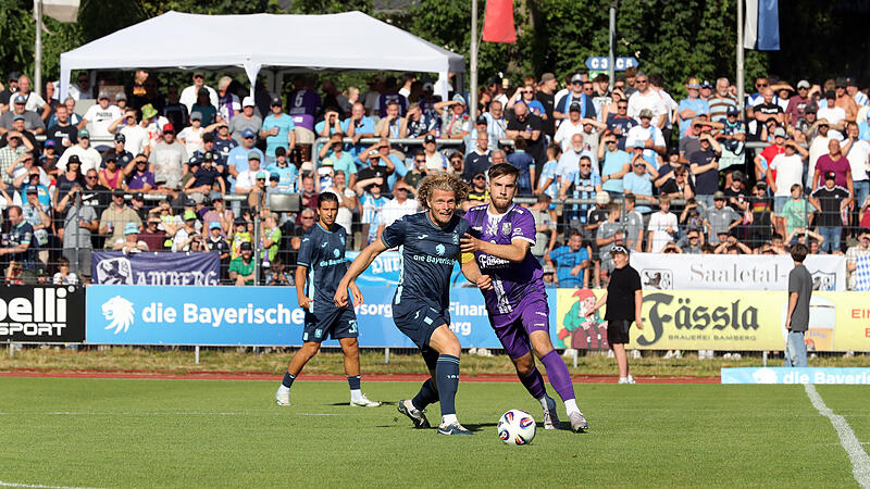 Keine Chance gegen Kapit&auml;n Jesper Verlaat (links) und die L&ouml;wen: Der FC Eintracht Bamberg um David Lang verlor beim Testspiel-Highlight deutlich.