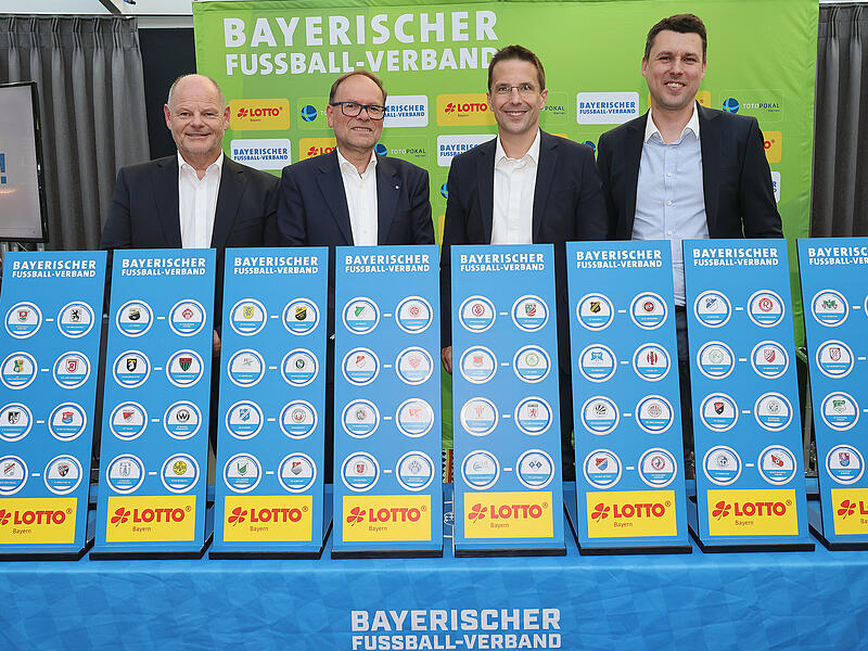 64 Mannschaften, 32 Spiele in der ersten Toto-Pokal-Runde: Der Bayerische Fu&szlig;ball-Verband  hat in Bad K&ouml;tzting die 1. Runde ausgelost: (von links) J&uuml;rgen Faltenbacher (BFV-Schatzmeister), Joachim Buchwieser (Vize-Pr&auml;sident Lotto Bayern), BFV-Pr&auml;sident Christoph Kern, Patrick Garbe (Toto-Pokal-Spielleiter).