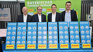 64 Mannschaften, 32 Spiele in der ersten Toto-Pokal-Runde: Der Bayerische Fu&szlig;ball-Verband  hat in Bad K&ouml;tzting die 1. Runde ausgelost: (von links) J&uuml;rgen Faltenbacher (BFV-Schatzmeister), Joachim Buchwieser (Vize-Pr&auml;sident Lotto Bayern), BFV-Pr&auml;sident Christoph Kern, Patrick Garbe (Toto-Pokal-Spielleiter).