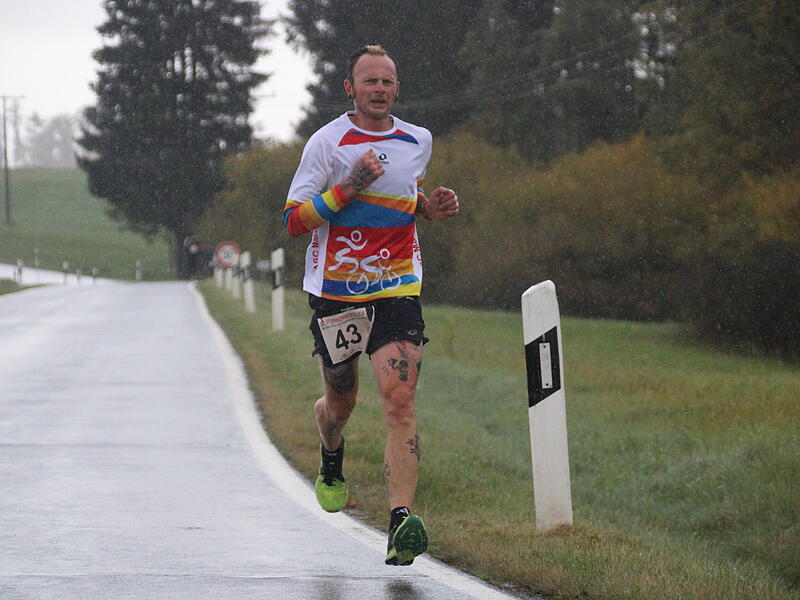Trotz nasskaltem Herbstwetter lie&szlig;en sich die Sportler den Spa&szlig;  beim 38. Frankenwaldlauf der LG Ludwigschorgast nicht vermiesen.